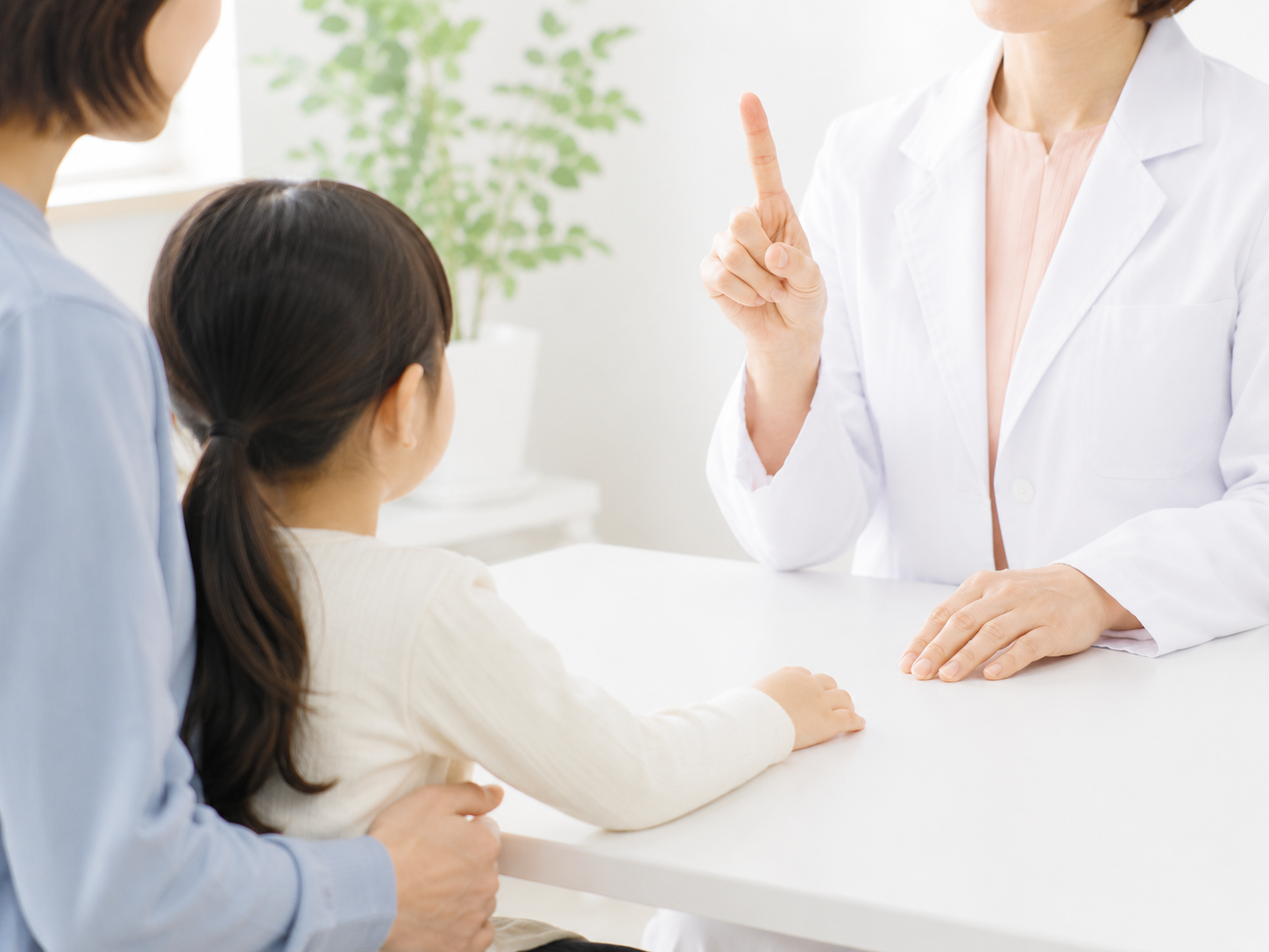 医師が親子に検査の様子を説明している場面